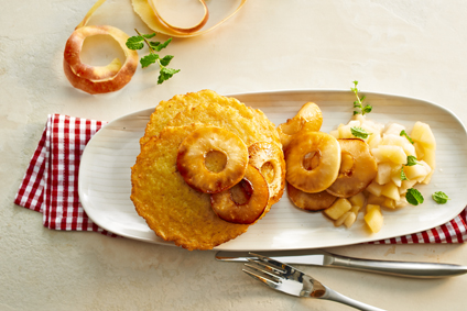 Kartoffelpuffer mit karamellisierten Apfelscheiben und Apfelmus