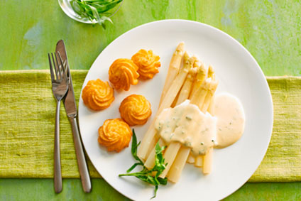 Spargel mit Estragon-Orangen-Hollandaise und Herzogin Kartoffeln Spargel mit Estragon-Orangen-Hollandaise und Herzogin Kartoffeln
