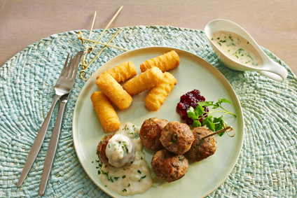 Köttbullar mit Preiselbeeren und Back Kroketten