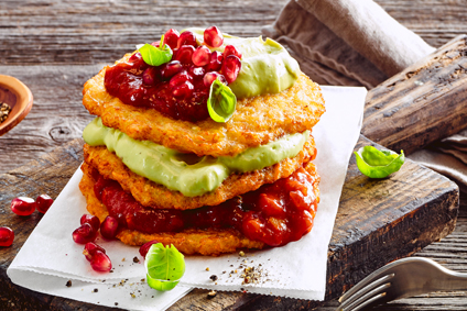 Kartoffelpuffer-Schichttürmchen mit Avocado und Granatapfel