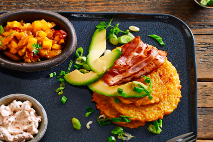 Kartoffelpuffer mit Avocado, Bacon, Schmandcreme und Mangodip Kartoffelpuffer mit Avocado, Bacon, Schmandcreme und Mangodip