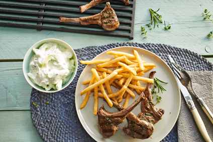 Gegrillte Lammkoteletts mit Gurken-Minz-Salat und Super Frites