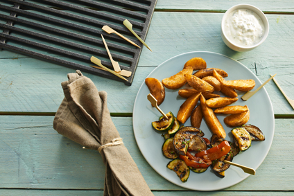 Country Wedges und mediterranes Gemüse vom Grill mit Kräuter-Schafskäse-Dip